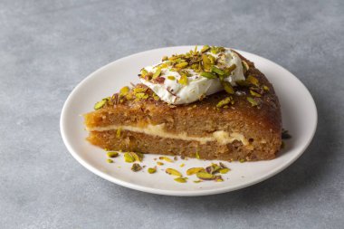 Geleneksel Türk Tatlısı Ekmek Kadayif - Ekmek Pudingi. Kremalı Ramazan Tatlısı
