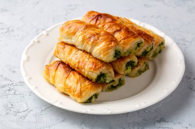 Türk Tepsi Boregi, Yuvarlak Borek, Tepsi hamur işi (Türkçe adı; rulo borek - sigara boregi). Ispanaklı Turta.