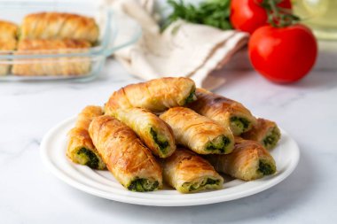 Türk Tepsi Boregi, Yuvarlak Borek, Tepsi hamur işi (Türkçe adı; rulo borek - sigara boregi). Ispanaklı Turta.