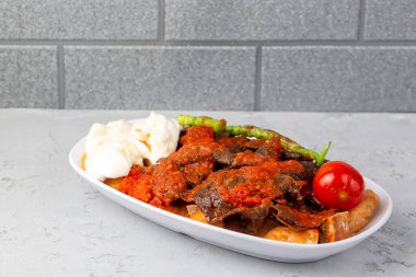 Geleneksel lezzetli Türk yemekleri; Doner kebabı (İskender)