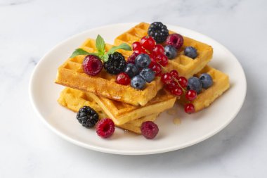 Lezzetli taze Belçika waffle 'ı böğürtlen ve meyveli