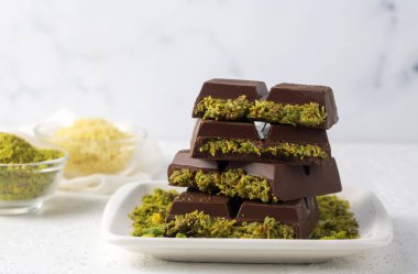 Dubai çikolatası, şam fıstığı ezmesi ve kunefe ile dolu sütlü çikolata.