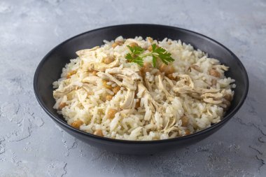 Geleneksel lezzetli Türk yemekleri; Nohutlu pilav ve tavuklu pilav (Türkçe adı: Tavuklu nohutlu pilav))