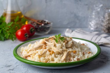 Geleneksel lezzetli Türk yemekleri; Nohutlu pilav ve tavuklu pilav (Türkçe adı: Tavuklu nohutlu pilav))