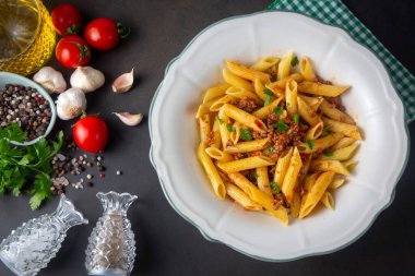 Kıyma ve domates soslu makarna.