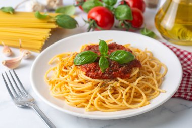 Lezzetli aperatif klasik İtalyan spagetti makarna ve domates sosu - spagetti bolonez