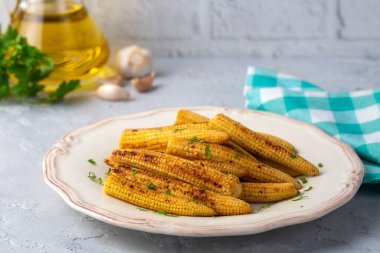 Baharatlı ızgara bebek mısırı