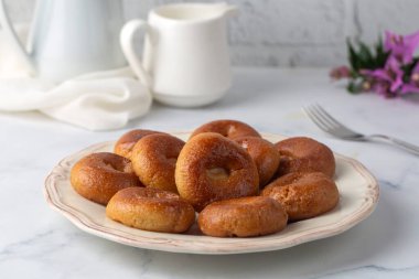 Geleneksel lezzetli Türk tatlısı (Türkçe: Sekerpare))