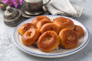 Geleneksel lezzetli Türk tatlısı (Türkçe: Sekerpare))