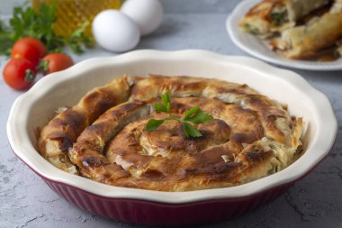 Türk Tepsi Boregi, Yuvarlak Borek, Tepsi hamur işi (Türkçe adı; rulo borek - ispanakli borek)
