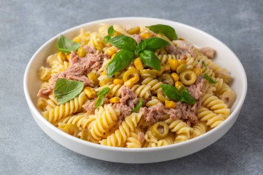 Ton balığı ve sebzeli makarna salatası. Ton balıklı Fusilli makarna..