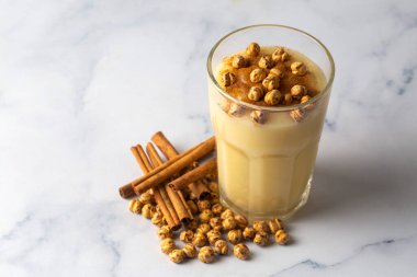 Boza veya Bosa, geleneksel Türk içkisi ve kızarmış nohut.