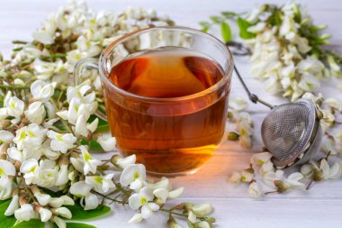Bir bardak bitkisel akasya çayı.