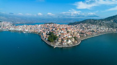 Yunanistan 'ın kuzeyinde Kastoria kenti ve Orestiada Gölü' nün havadan görünüşü.