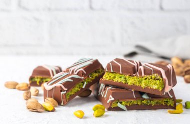 Dubai çikolatası, fıstık ezmesi ve kunefe ile dolu sütlü çikolata.