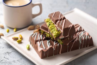 Dubai çikolatası, fıstık ezmesi ve kunefe ile dolu sütlü çikolata.