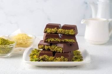 Dubai çikolatası, fıstık ezmesi ve kunefe ile dolu sütlü çikolata.