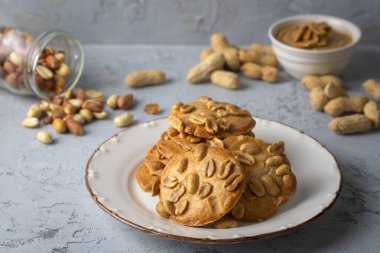 Bej arka planda lezzetli fıstık kurabiyeleri ve tereyağı.