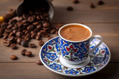 Geleneksel lezzetli Türk kahvesi veya Yunan kahvesi