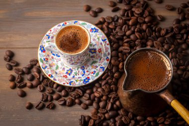 Geleneksel lezzetli Türk kahvesi veya Yunan kahvesi