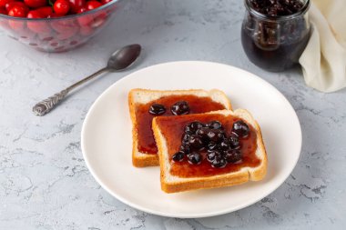 Ev yapımı kızılcık cornel reçeli cam