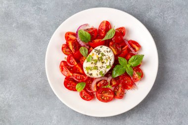 Dilimlenmiş domates, mozzarella, fesleğen, zeytin yağı ile İtalyan Caprese salatası