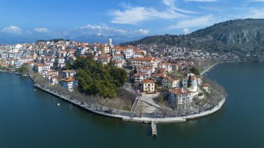 Yunanistan 'ın kuzeyindeki Kastoria şehri ve Orestiada Gölü havadan görülüyor