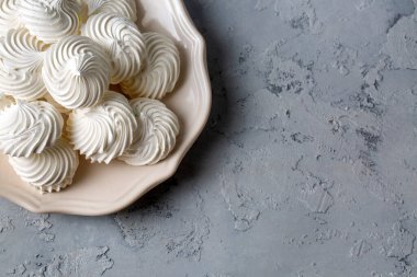 Tabaktaki küçük tatlı beyaz kremalar