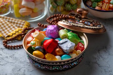 Geleneksel Türk Ramazanı Şeker Şekeri, Çikolata Şekeri ve Badem Şekeri