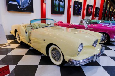 İzmir - Türkiye - 01 Mayıs 2025, Key Museum birçok otomobil, eski otomobil ve motosiklet markasına sahip kapsamlı bir otomobil müzesi.