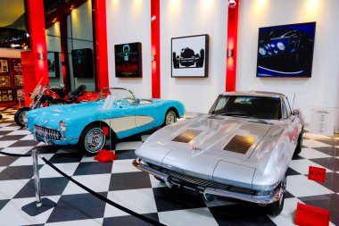 İzmir - Türkiye - 01 Mayıs 2025, Key Museum birçok otomobil, eski otomobil ve motosiklet markasına sahip kapsamlı bir otomobil müzesi.