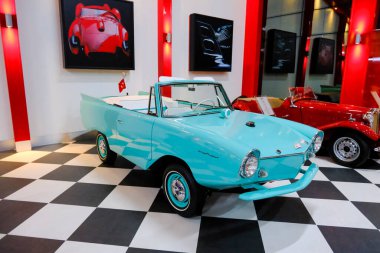 İzmir - Türkiye - 01 Mayıs 2025, Key Museum birçok otomobil, eski otomobil ve motosiklet markasına sahip kapsamlı bir otomobil müzesi.