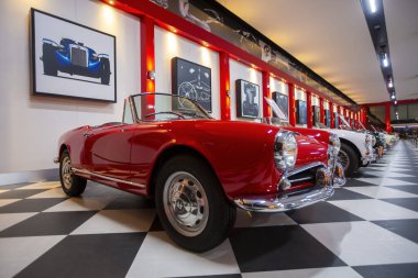 İzmir - Türkiye - 01 Mayıs 2025, Key Museum birçok otomobil, eski otomobil ve motosiklet markasına sahip kapsamlı bir otomobil müzesi.