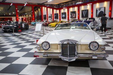 İzmir - Türkiye - 01 Mayıs 2025, Key Museum birçok otomobil, eski otomobil ve motosiklet markasına sahip kapsamlı bir otomobil müzesi.