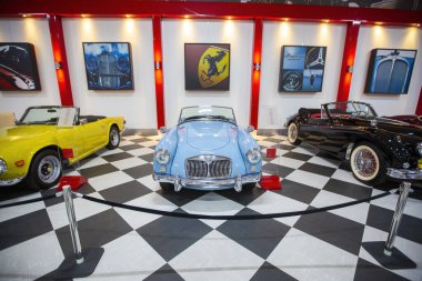 İzmir - Türkiye - 01 Mayıs 2025, Key Museum birçok otomobil, eski otomobil ve motosiklet markasına sahip kapsamlı bir otomobil müzesi.
