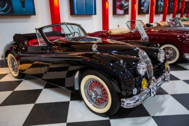 İzmir - Türkiye - 01 Mayıs 2025, Key Museum birçok otomobil, eski otomobil ve motosiklet markasına sahip kapsamlı bir otomobil müzesi.