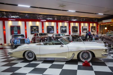 İzmir - Türkiye - 01 Mayıs 2025, Key Museum birçok otomobil, eski otomobil ve motosiklet markasına sahip kapsamlı bir otomobil müzesi.