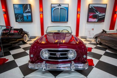 İzmir - Türkiye - 01 Mayıs 2025, Key Museum birçok otomobil, eski otomobil ve motosiklet markasına sahip kapsamlı bir otomobil müzesi.