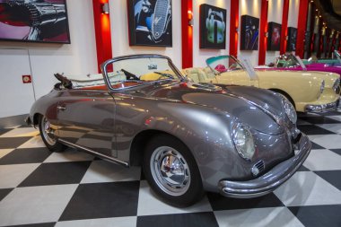 İzmir - Türkiye - 01 Mayıs 2025, Key Museum birçok otomobil, eski otomobil ve motosiklet markasına sahip kapsamlı bir otomobil müzesi.