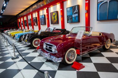 İzmir - Türkiye - 01 Mayıs 2025, Key Museum birçok otomobil, eski otomobil ve motosiklet markasına sahip kapsamlı bir otomobil müzesi.