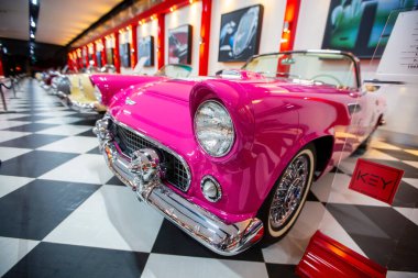 İzmir - Türkiye - 01 Mayıs 2025, Key Museum birçok otomobil, eski otomobil ve motosiklet markasına sahip kapsamlı bir otomobil müzesi.