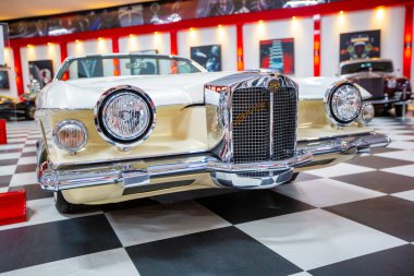 İzmir - Türkiye - 01 Mayıs 2025, Key Museum birçok otomobil, eski otomobil ve motosiklet markasına sahip kapsamlı bir otomobil müzesi.