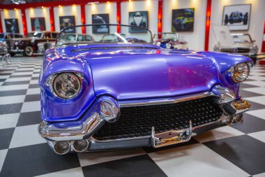 İzmir - Türkiye - 01 Mayıs 2025, Key Museum birçok otomobil, eski otomobil ve motosiklet markasına sahip kapsamlı bir otomobil müzesi.