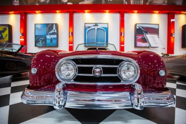 İzmir - Türkiye - 01 Mayıs 2025, Key Museum birçok otomobil, eski otomobil ve motosiklet markasına sahip kapsamlı bir otomobil müzesi.