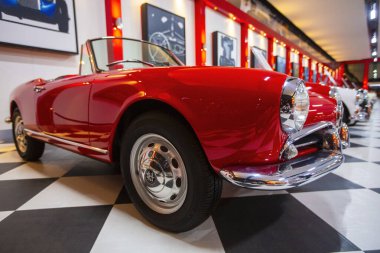 İzmir - Türkiye - 01 Mayıs 2025, Key Museum birçok otomobil, eski otomobil ve motosiklet markasına sahip kapsamlı bir otomobil müzesi.