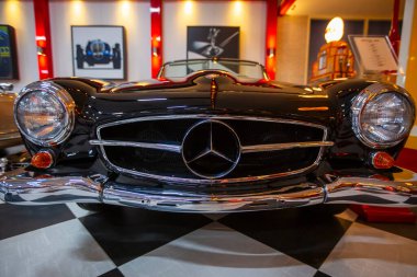 İzmir - Türkiye - 01 Mayıs 2025, Key Museum birçok otomobil, eski otomobil ve motosiklet markasına sahip kapsamlı bir otomobil müzesi.