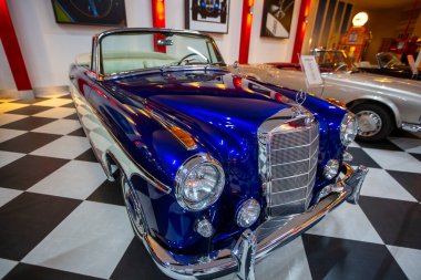 İzmir - Türkiye - 01 Mayıs 2025, Key Museum birçok otomobil, eski otomobil ve motosiklet markasına sahip kapsamlı bir otomobil müzesi.