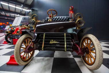 İzmir - Türkiye - 01 Mayıs 2025, Key Museum birçok otomobil, eski otomobil ve motosiklet markasına sahip kapsamlı bir otomobil müzesi.