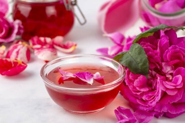 Gül reçeli ve gül yaprakları.