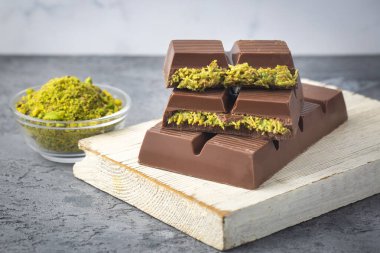 Dubai çikolatası, şam fıstığı ezmesi ve kunefe ile dolu sütlü çikolata.